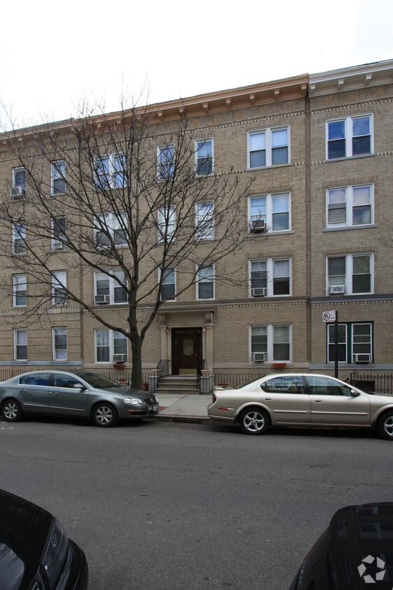 Foto del edificio - 61-48 Woodbine St