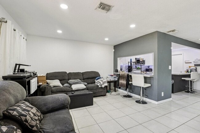 Foto del edificio - 5843 Woodlands Blvd