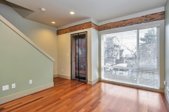 Building Photo - 1724 13th Ave S