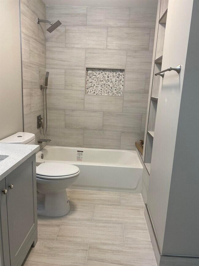 Building Photo - 405 Harmon Cove Tower