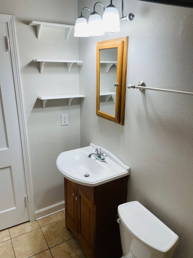 Building Photo - Log cabin style duplex near TMH