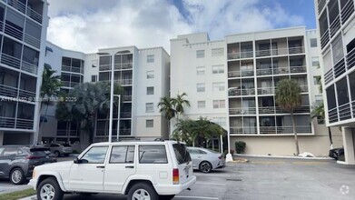 Building Photo - 2821 N Miami Beach Blvd