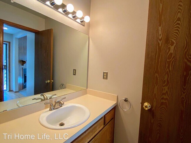 Building Photo - 2 br, 1.5 bath House - 5424 W Canyon Trail...