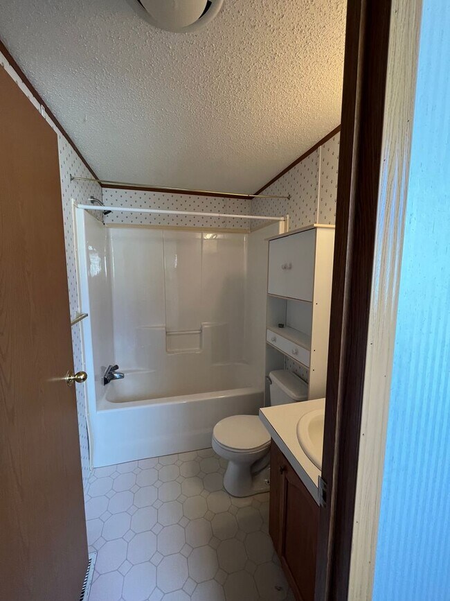 Foto del edificio - 3 Bedroom Mobile Home with Carport in Billings Heights