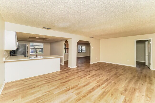 Building Photo - 8701 Forest Lake Dr