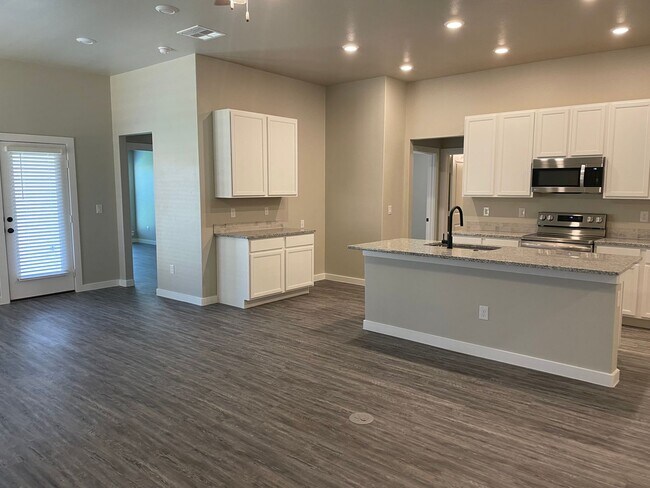 Building Photo - Pre-Leasing July 8th- 4 Bedroom Ready to Rent