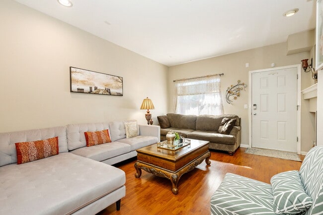 Building Photo - Beautifully maintained 2-bedroom, 3-bathro...