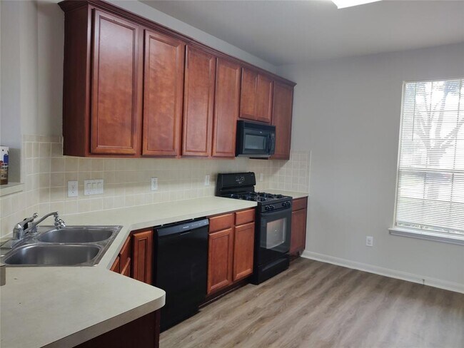 Foto del edificio - 3203 Legends Creek Dr
