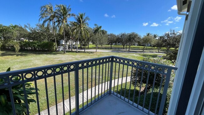 Foto del edificio - 2058 Alta Meadows Ln