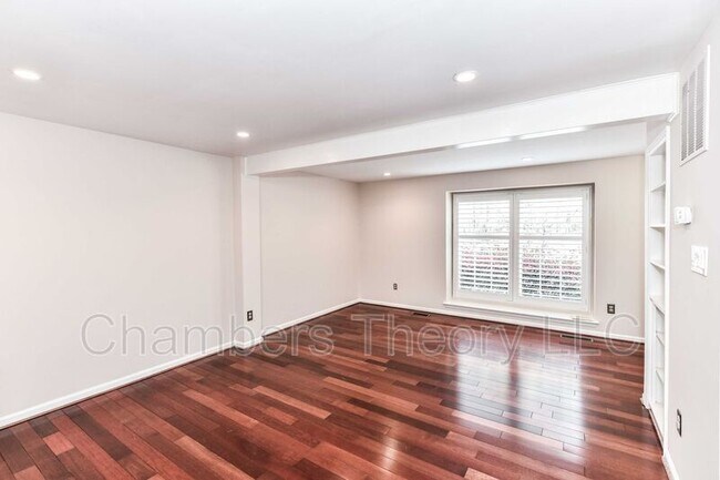 Building Photo - 1549 Twisted Oak Dr