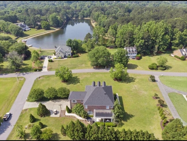 Building Photo - 105 Lake Point Dr