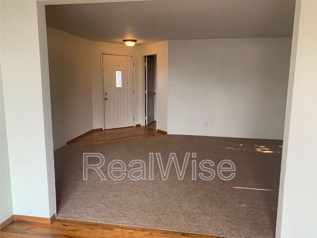 Building Photo - 210 Sweetbrier Dr
