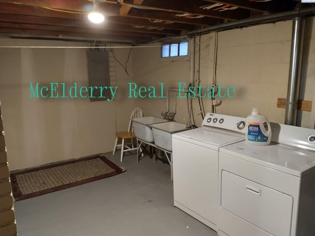 Building Photo - B Duplex