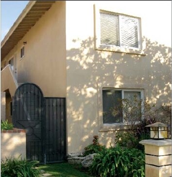 Foto del edificio - 328-330 S Doheny Dr