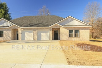 Building Photo - 655 N Genevieve Ave