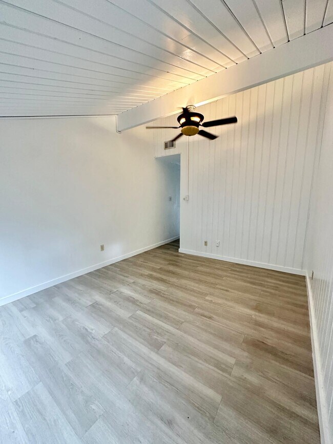 room in top floor - 14 Lakeway St
