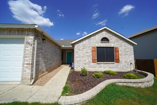 Building Photo - Updated Single Story in Schertz! Realtor Commission: $500