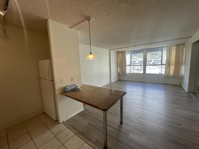 Building Photo - PUNAHOU TOWER 2/2/1 sec, W/D, pool, gym, s...
