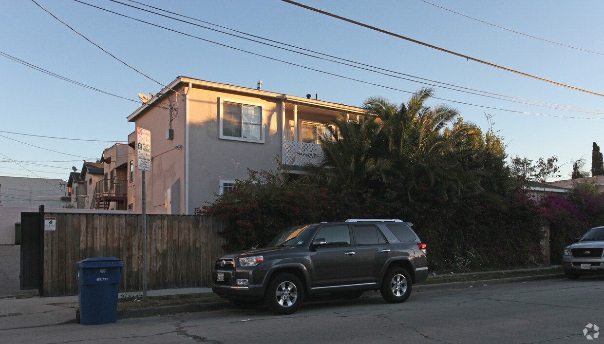 Primary Photo - 1001 N Heliotrope Dr