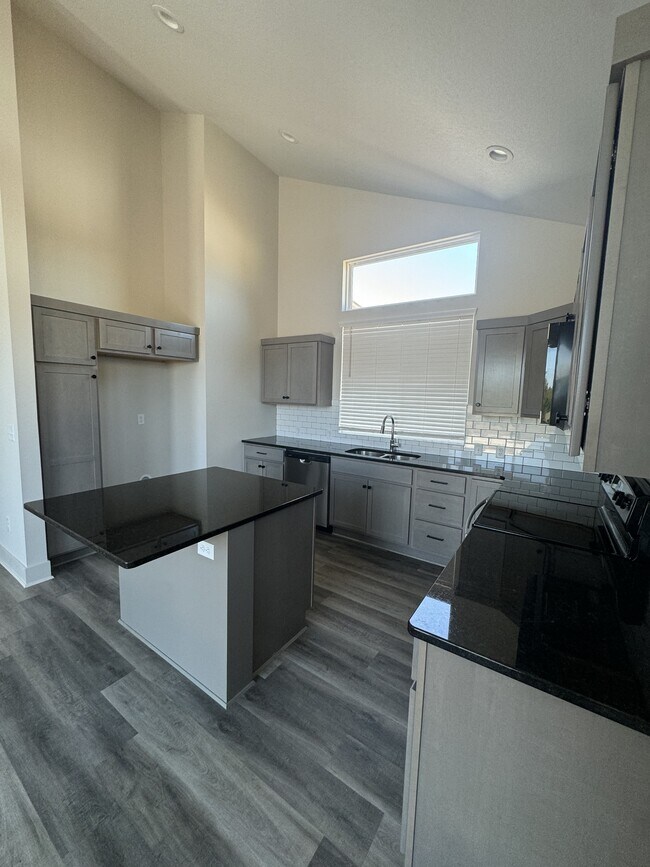 Building Photo - 800 Trails End Ct