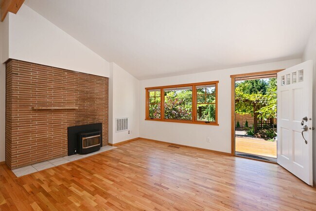 Foto del edificio - 10350 45th Ave NE