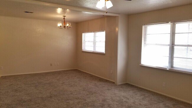 Foto del edificio - HOME IN CLOVIS CONVIENT TO PLAINS REGIONAL...