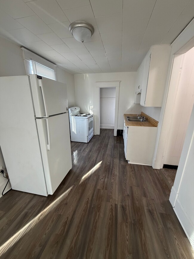 Building Photo - 304 Ewing Ave