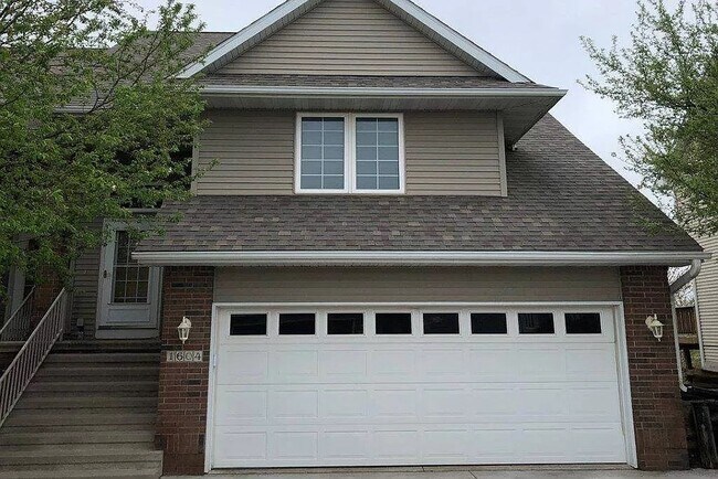 Building Photo - 1604 Ranier Dr