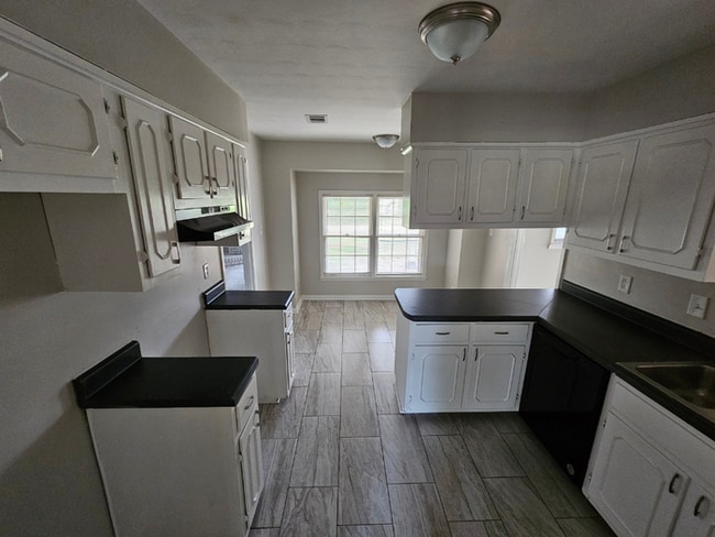 Building Photo - Massive 4BR/3BA Memphis Rental | Brick Fireplace & Built-Ins | Fenced Yard!