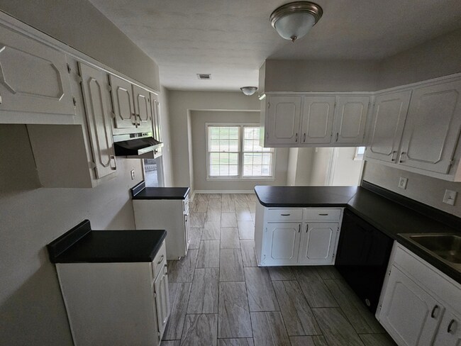 Foto del edificio - Massive 4BR/3BA Memphis Rental | Brick Fireplace & Built-Ins | Fenced Yard!