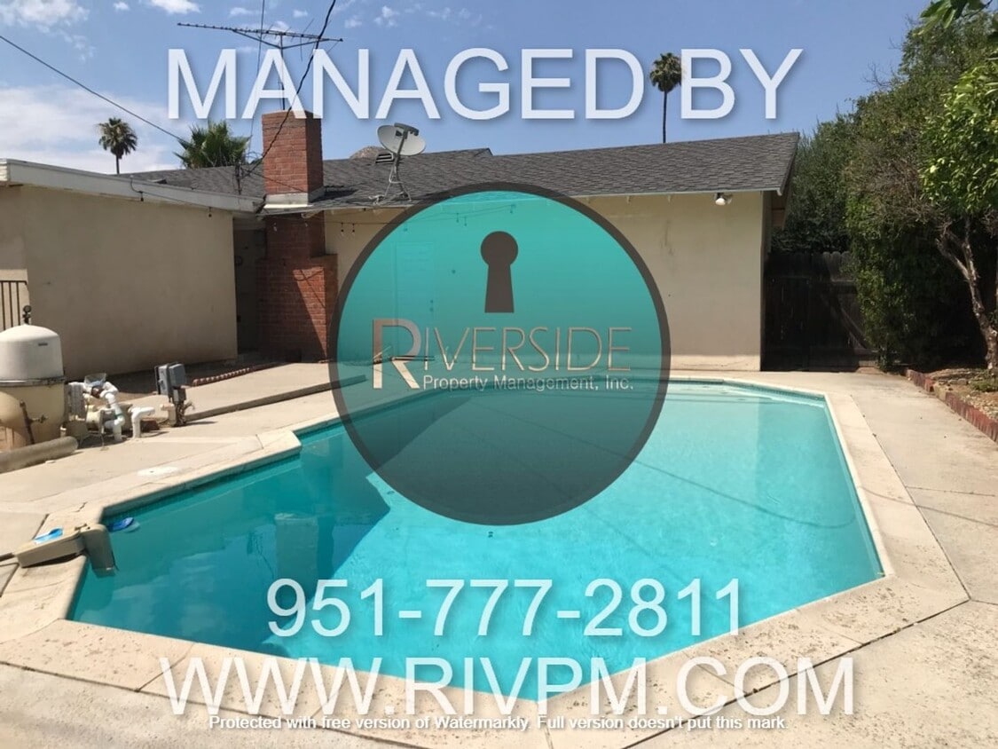 Building Photo - Pool home near UCR!