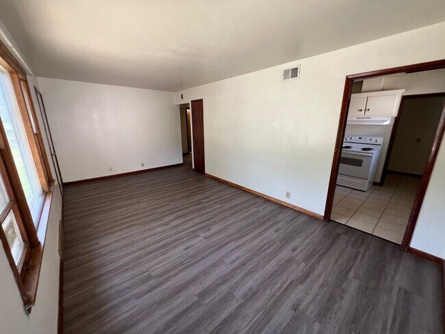Building Photo - 4 bedroom, 2 full bath, with 2 family rooms