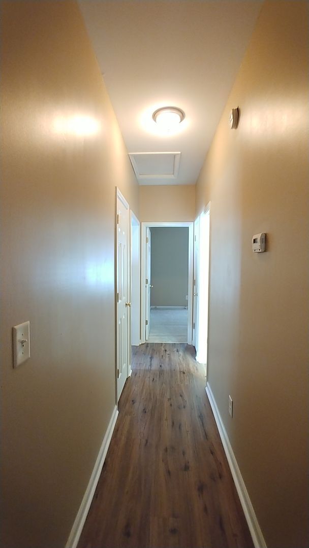 Foto del edificio - Freshly Painted Townhome