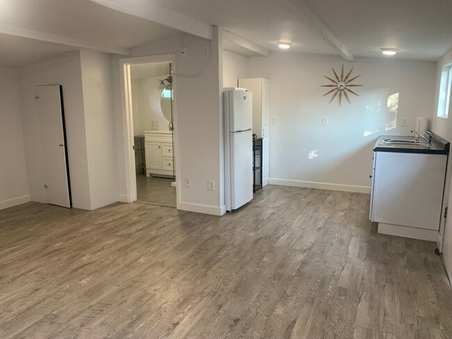 Building Photo - 5649 Stansbury Ave