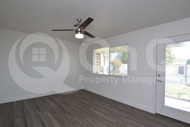 Building Photo - 1202 E Kaler Dr