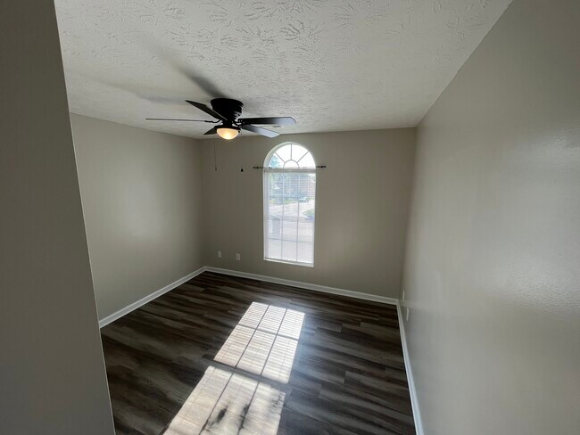 Building Photo - 5817 Pine Needle Ln
