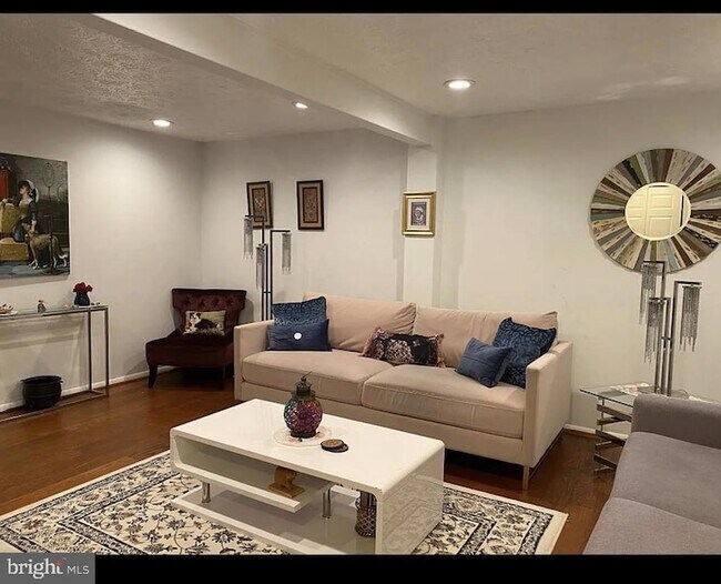 Foto del edificio - 7881 Tyson Oaks Cir