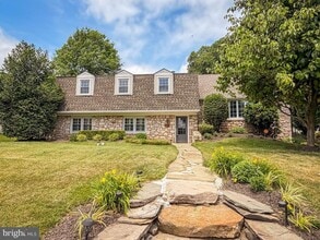 Building Photo - 1168 Temple Dr