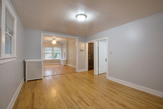 Building Photo - 4907 N Janssen Ave