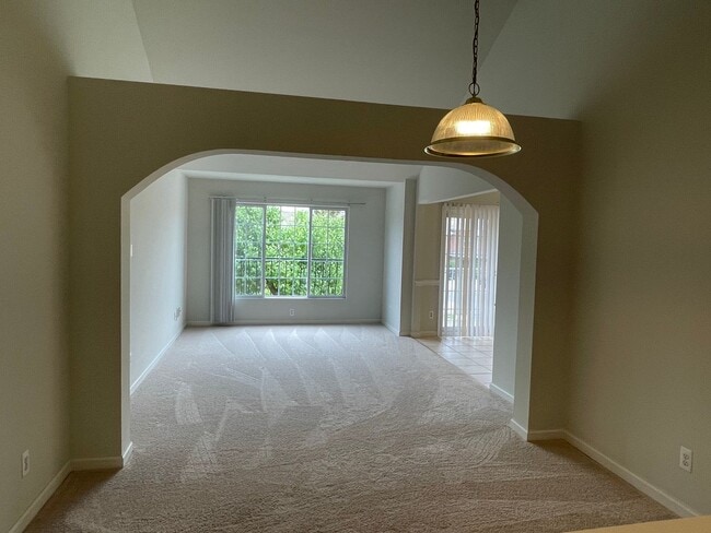 Building Photo - Shelby Twp 2-bedroom, 2-bath condo-style w...