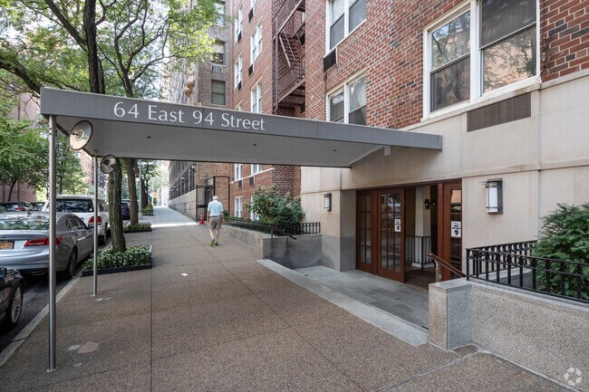 Entrada - 64 E 94th St