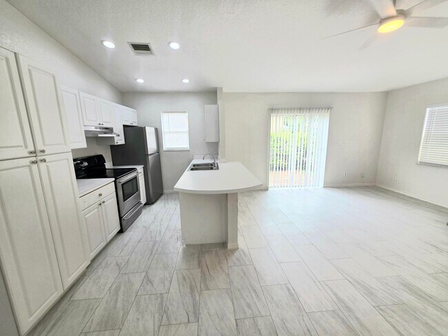 Foto del edificio - 569 E Ridge Cir N