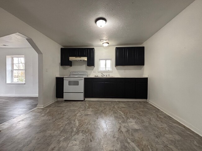 Building Photo - GREAT RECENTLY REMODELED 2 Bedroom Home wi...