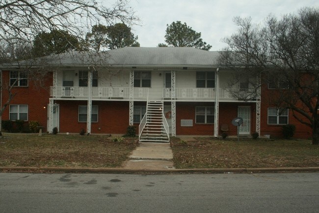 Building Photo - 1914 Saint James Dr