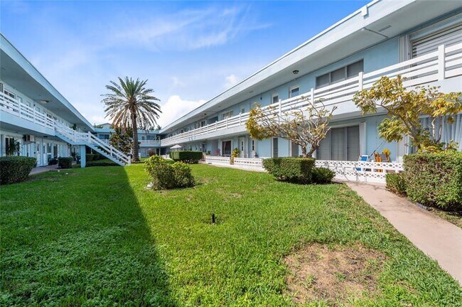 Foto del edificio - 2700 NE 135th St