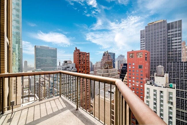 Foto del edificio - 245 E 44th St