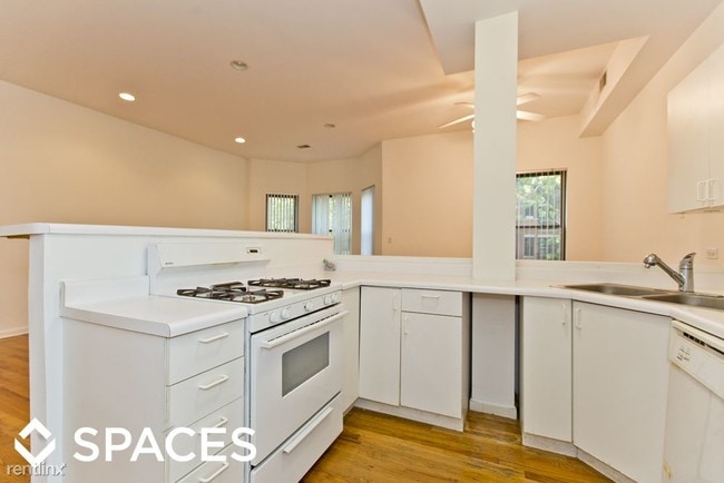 Building Photo - 723 W Briar Pl
