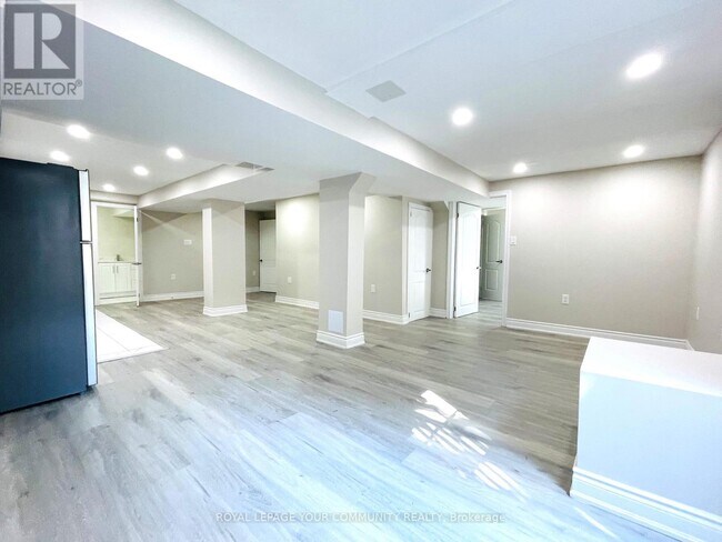 Building Photo - 110 Rotherglen Rd N