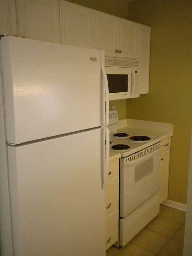 Building Photo - Cute 4bedroom Condo Within Walking Distanc...