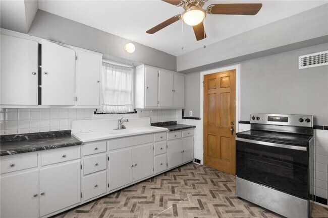 Foto del edificio - 10050 Diamond Dr